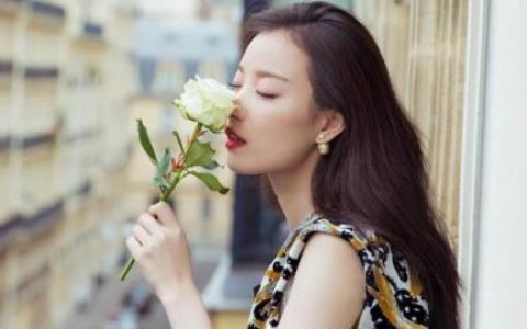 拥有优雅闪耀双唇，你还缺这支口红！_星空牛杂网